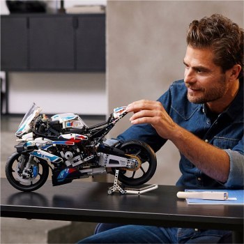 LEGO TECHNIC 42130 BMW M 1000 RR